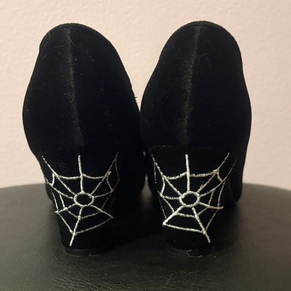 Black Spider Web Heels - Picture 4 of 4